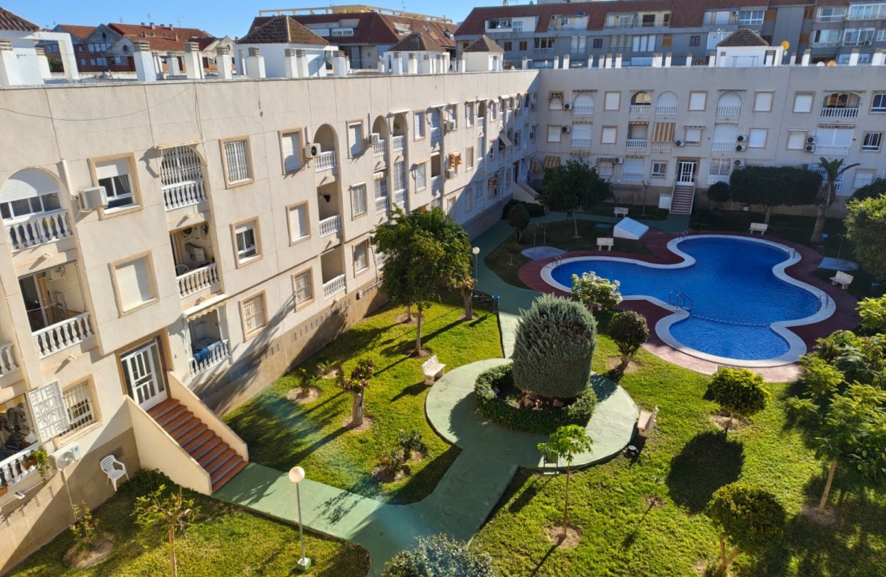 Resale - Apartment - Torrevieja - Acequion