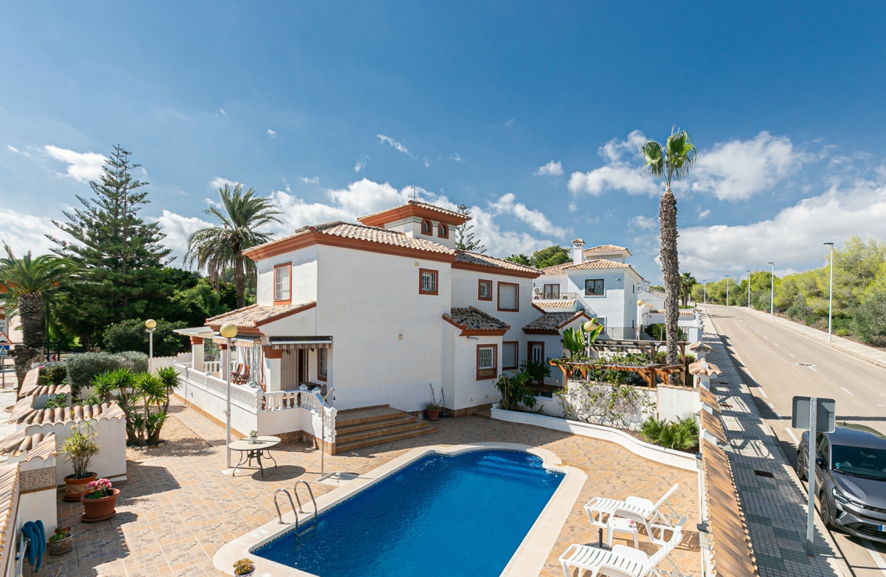 Resale - Villa - Orihuela Costa - Campoamor Golf