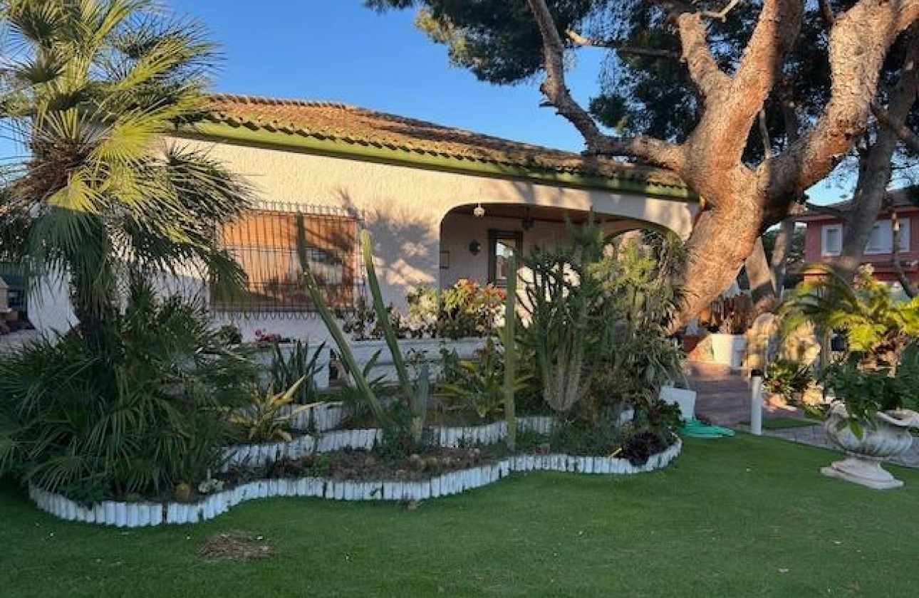 Resale - Villa - Orihuela Costa - Campoamor