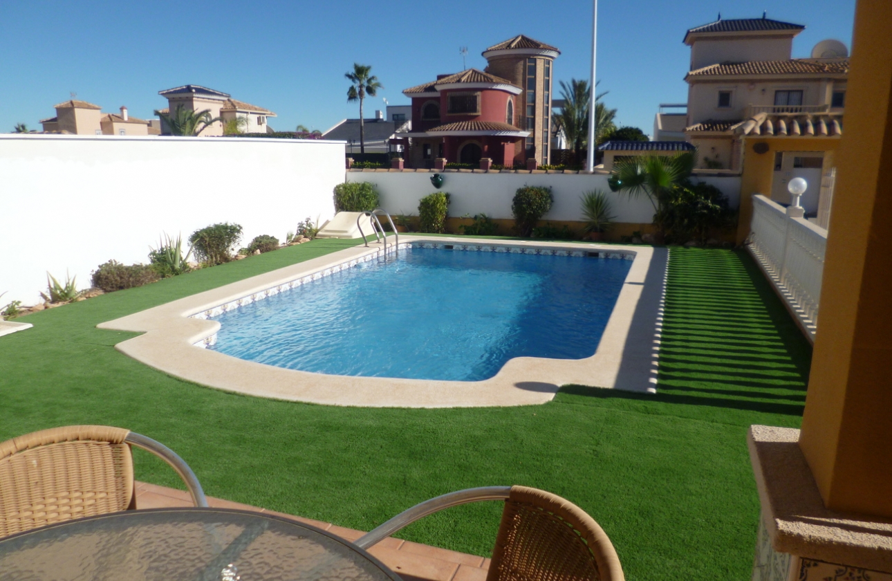 Resale - Villa - Orihuela Costa - La Zenia