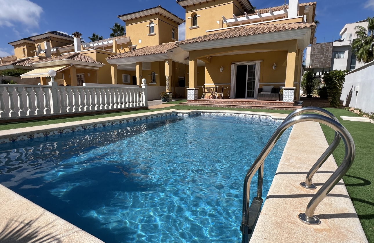 Resale - Villa - Orihuela Costa - La Zenia