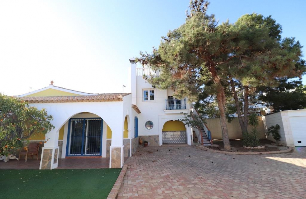 Resale - Villa - Orihuela Costa - Los Dolses