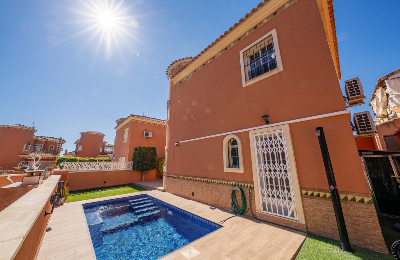 Resale - Villa - Orihuela Costa - Sportcentre