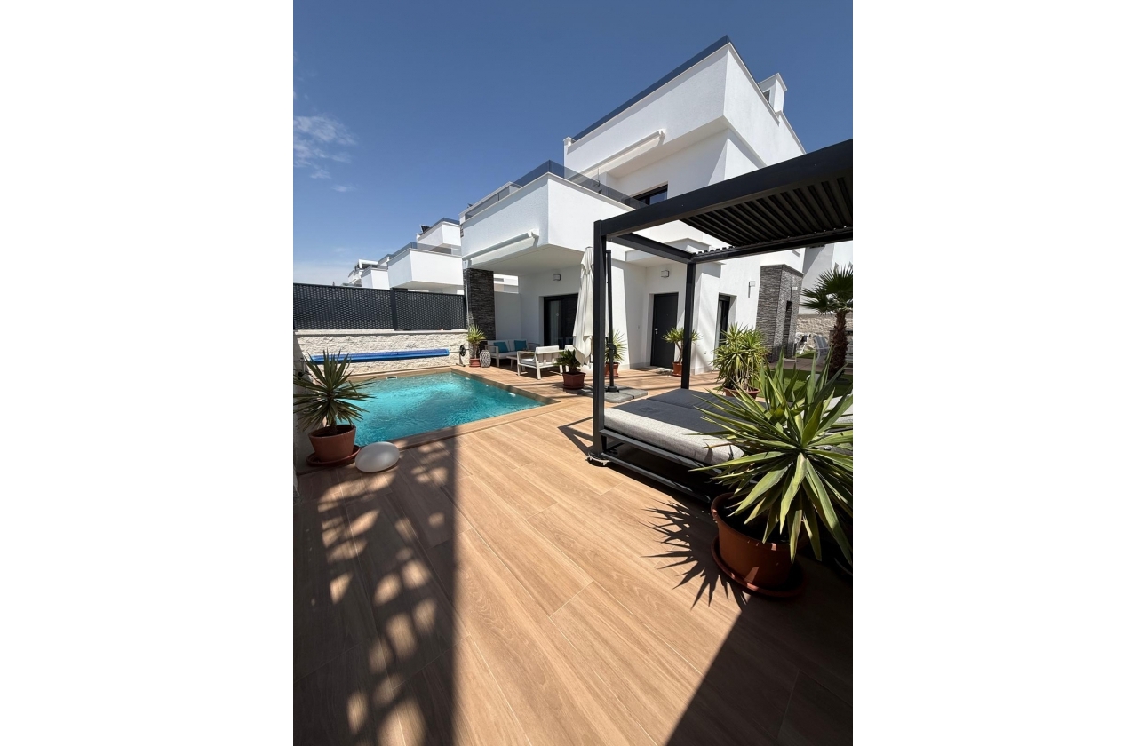 Resale - Villa - Orihuela Costa - Vistabella Golf
