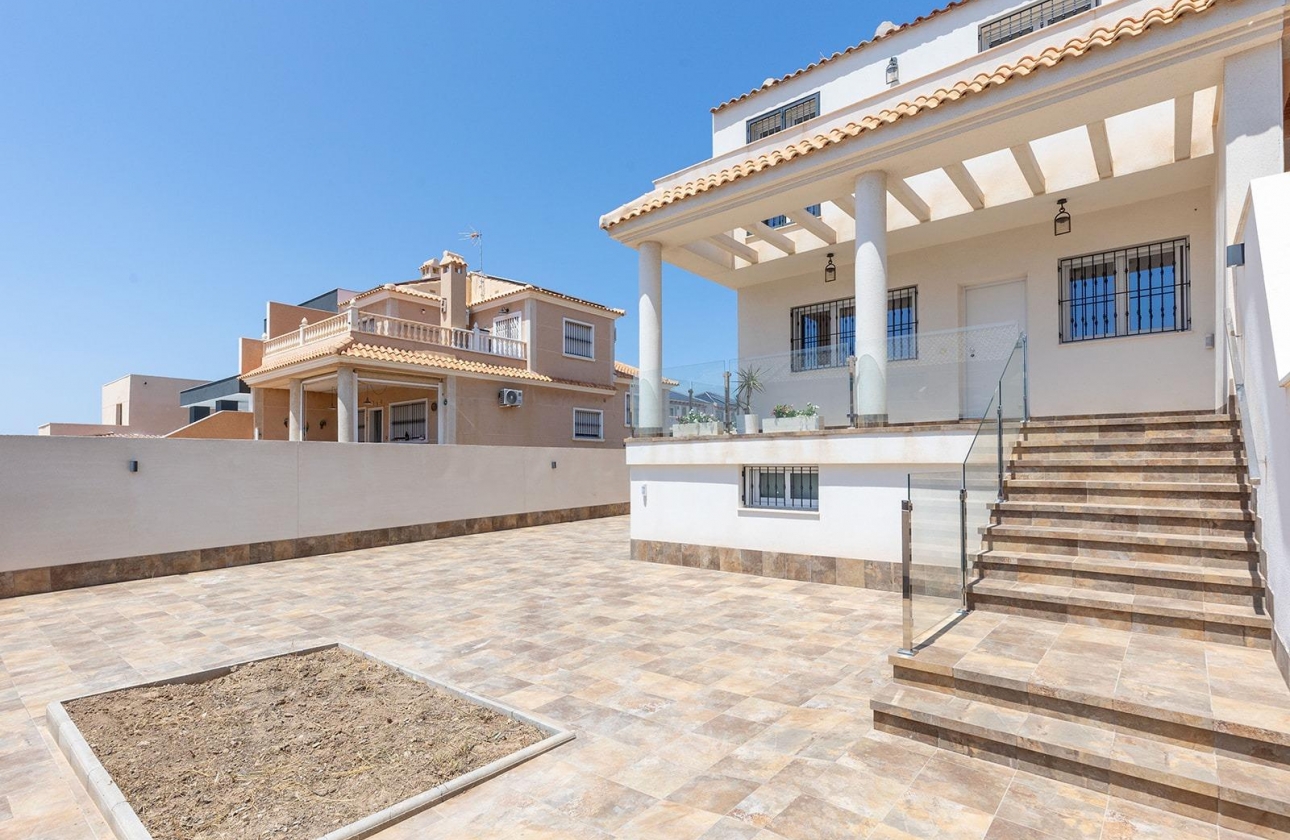 Resale - Villa - Torrevieja - Aguas Nuevas