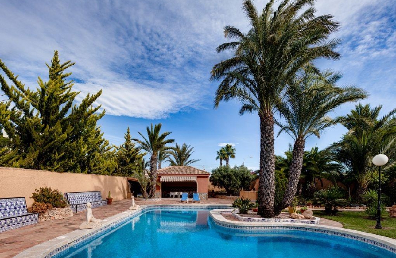 Resale - Villa - Torrevieja - La Siesta - El Salado -  Torreta