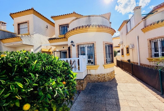 Villa - Reventa - Los Montesinos - La Herrada