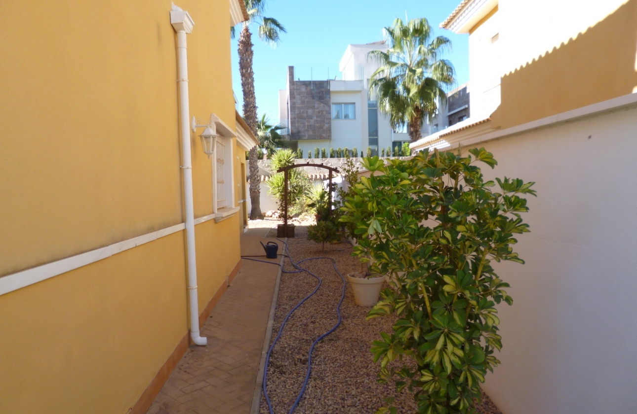 Resale - Villa - Orihuela Costa - La Zenia