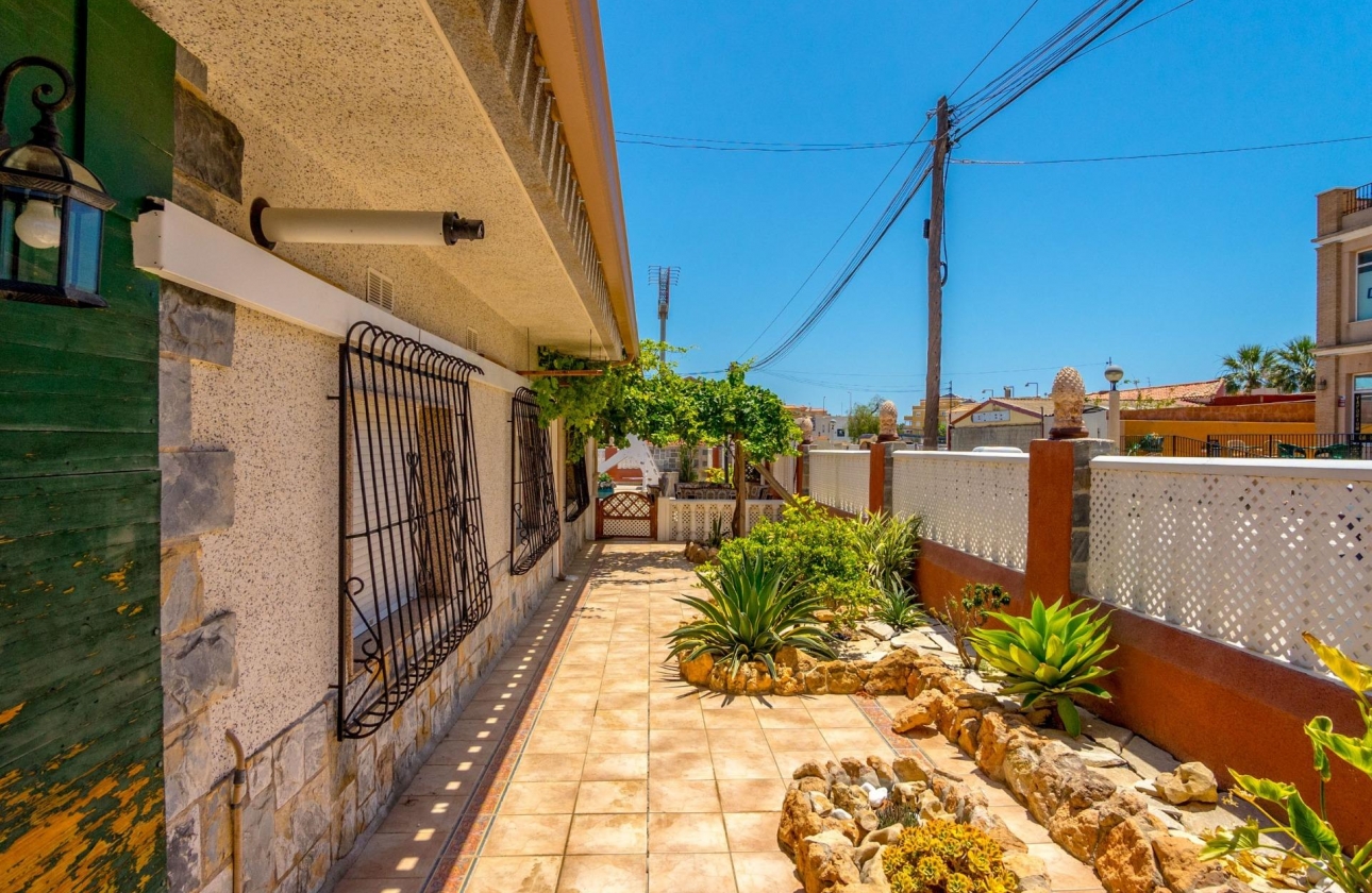 Resale - Villa - Orihuela Costa - Campoamor