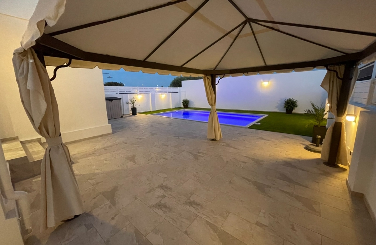 Resale - Villa - Torrevieja - San Luis