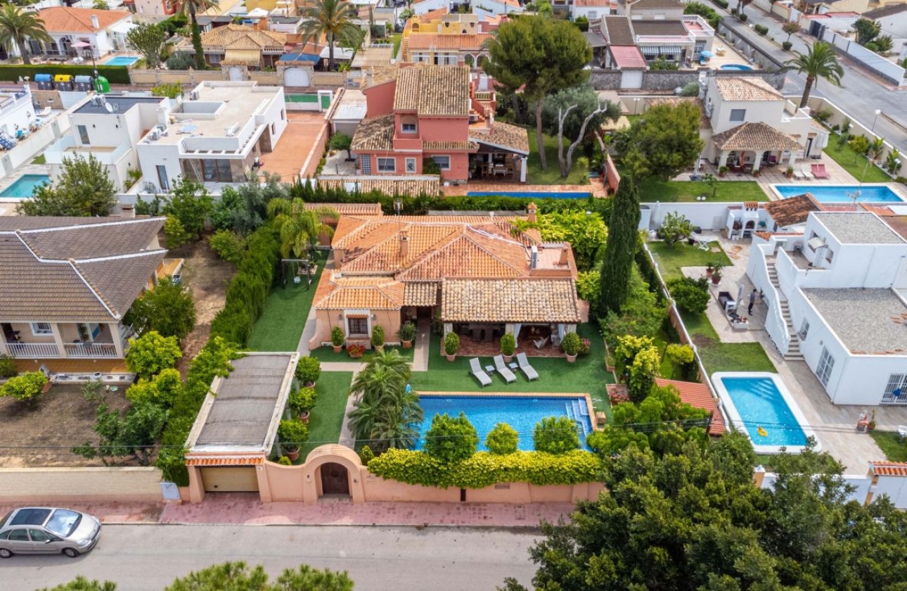 Resale - Villa - Torrevieja