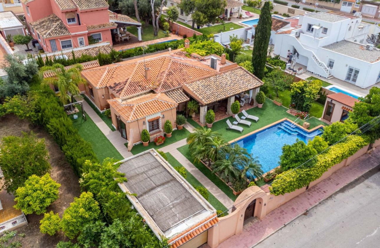 Resale - Villa - Torrevieja