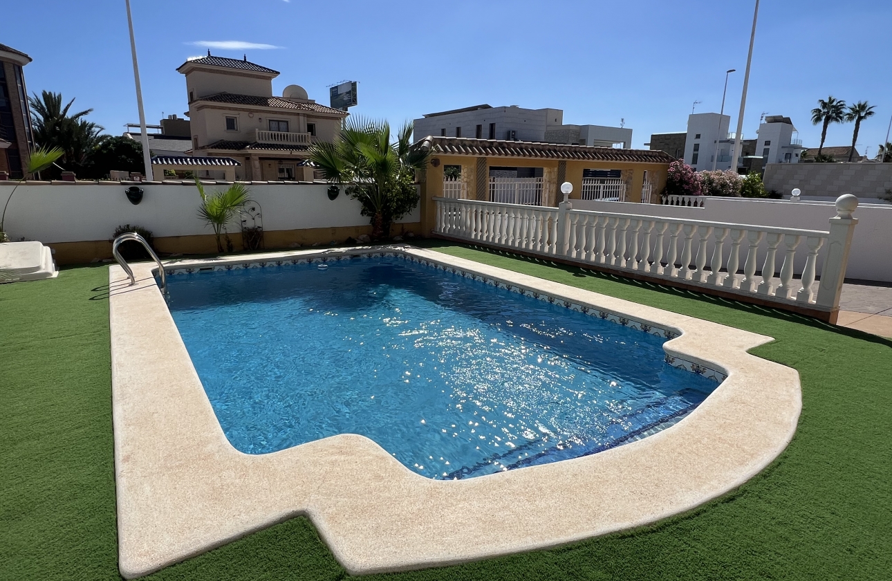 Resale - Villa - Orihuela Costa - La Zenia