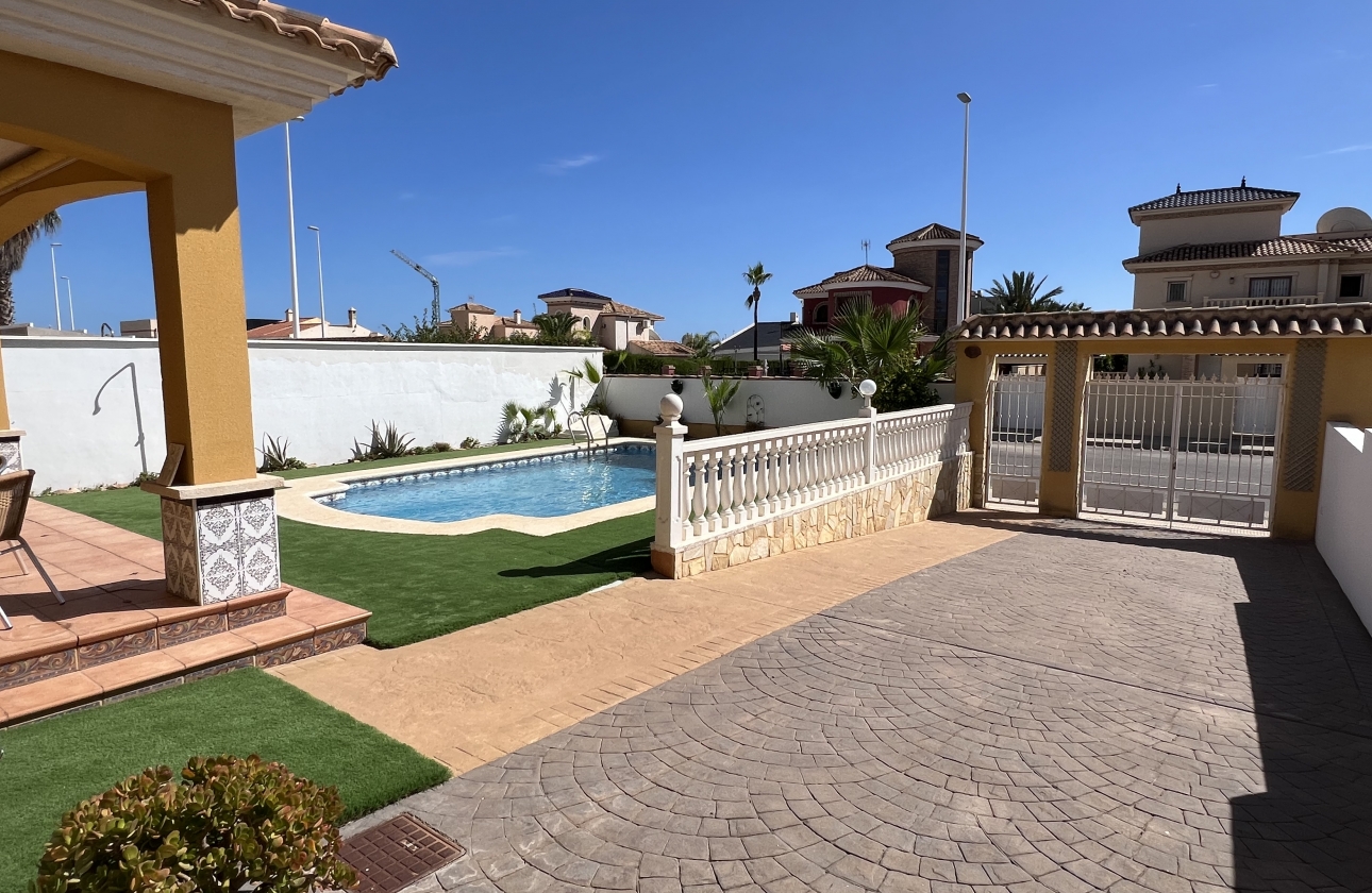 Resale - Villa - Orihuela Costa - La Zenia