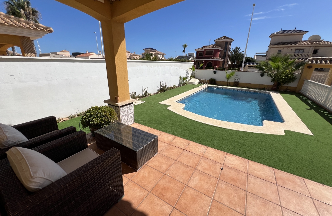 Resale - Villa - Orihuela Costa - La Zenia