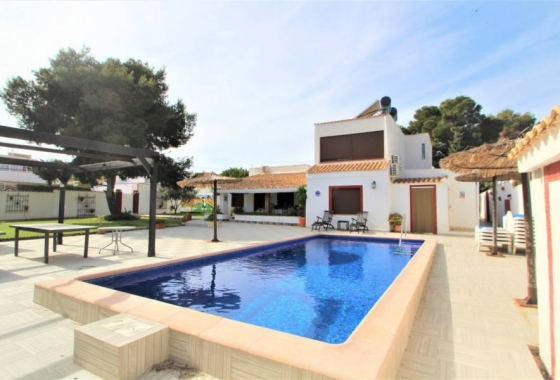 Rynek wtórny - Villa - Orihuela Costa - Lomas de Cabo Roig