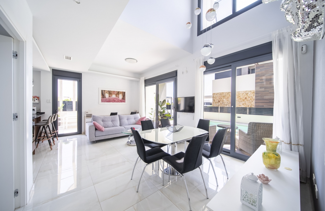 Rynek wtórny - Villa - Orihuela Costa - Lomas de Cabo Roig