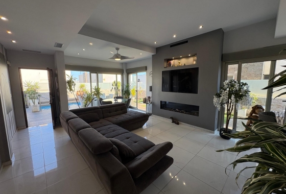 Rynek wtórny - Villa - Orihuela Costa - Villamartín