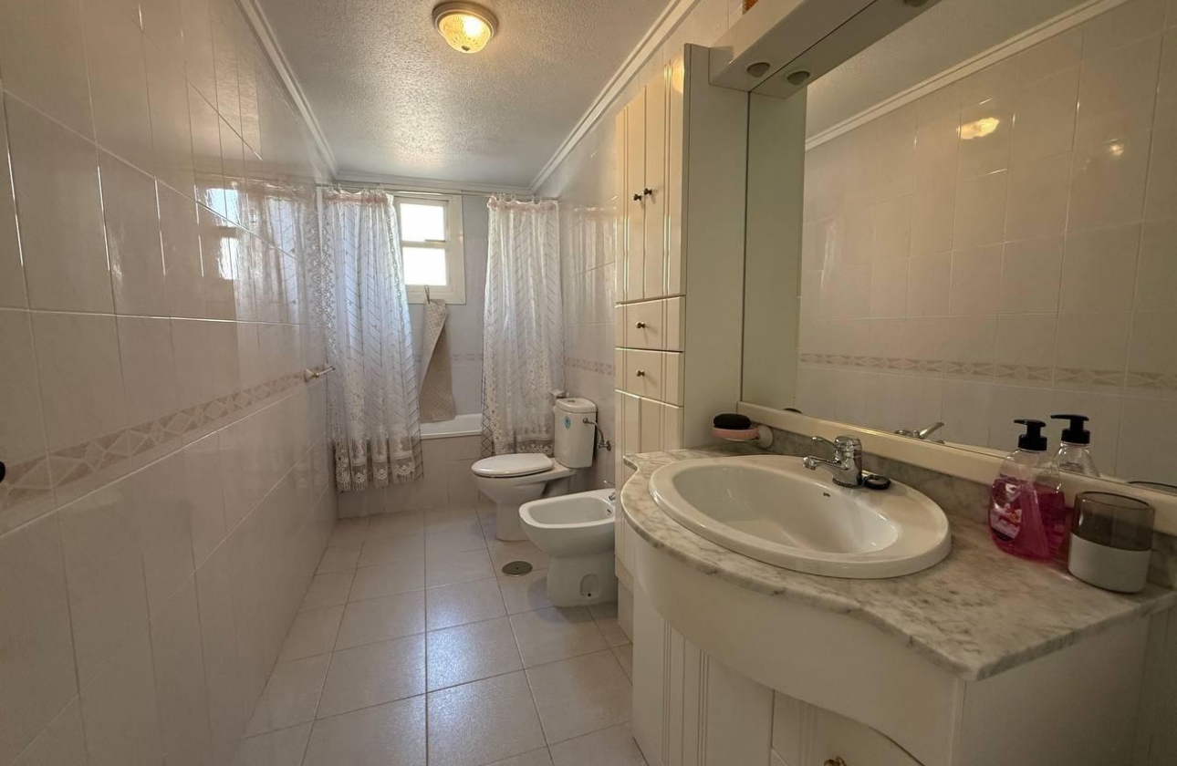 Resale - Apartment - Torrevieja - Acequion