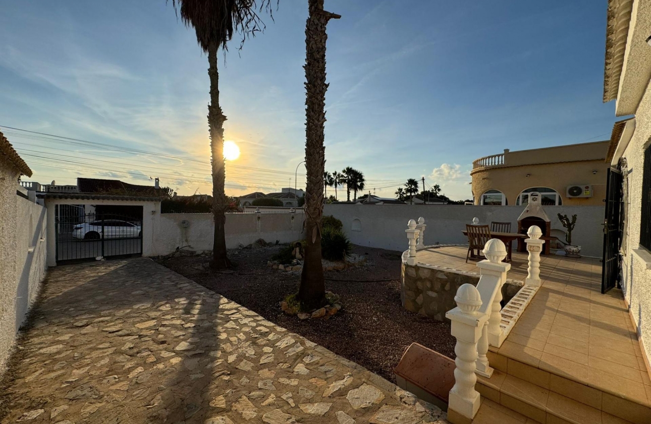 Resale - Villa - Torrevieja - San Luis