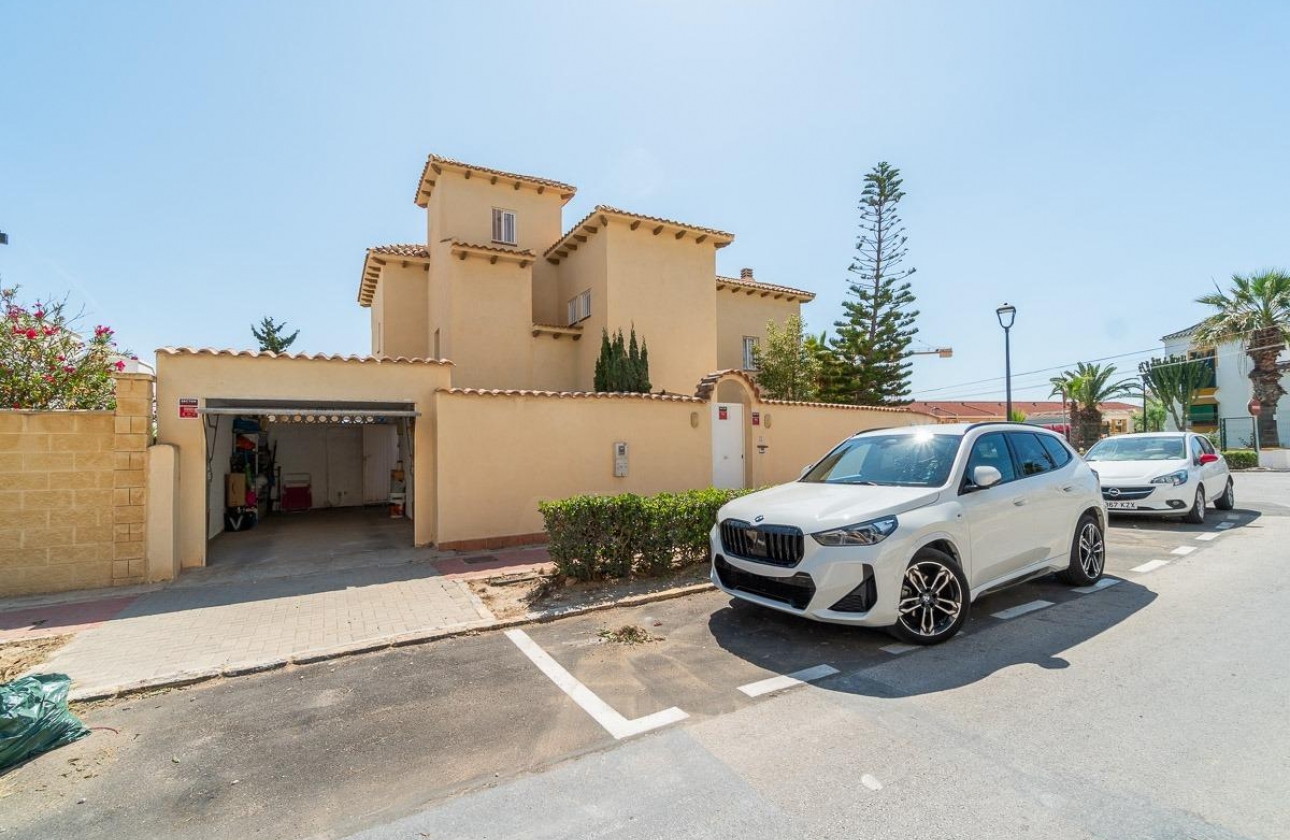 Resale - Villa - Torrevieja - Playa de la mata