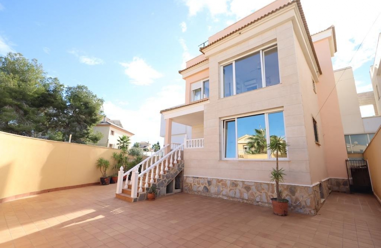 Resale - Villa - Orihuela Costa - Villamartín