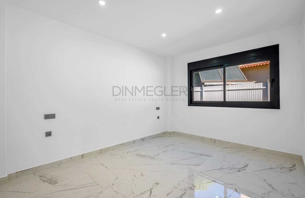 Resale - Villa - Orihuela Costa - Campoamor