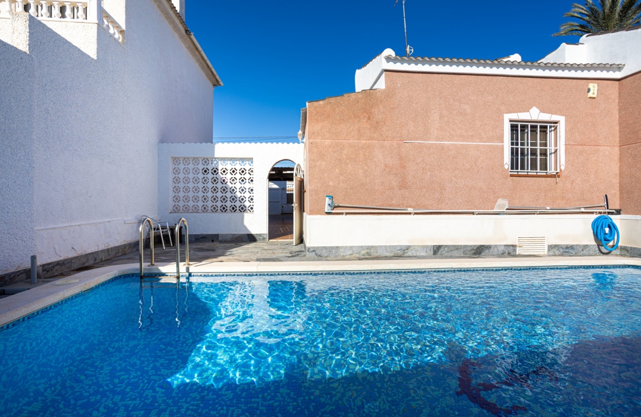 Resale - Villa - Torrevieja - Urbanización San Luis
