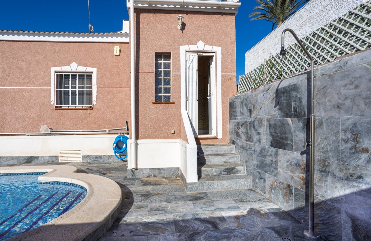 Resale - Villa - Torrevieja - Urbanización San Luis