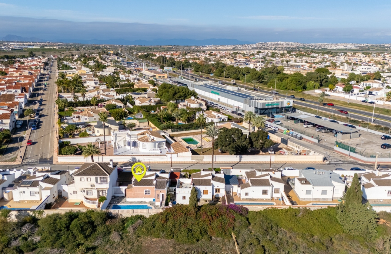 Resale - Villa - Torrevieja - Urbanización San Luis