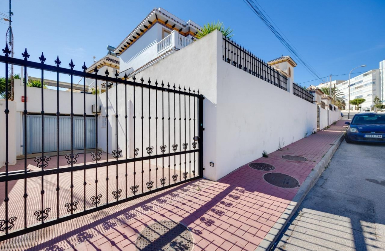 Resale - Villa - Torrevieja - La Mata