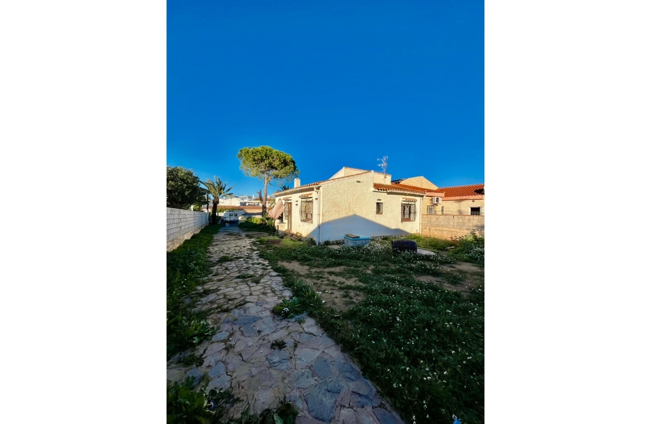 Resale - Villa - Torrevieja - Aguas Nuevas