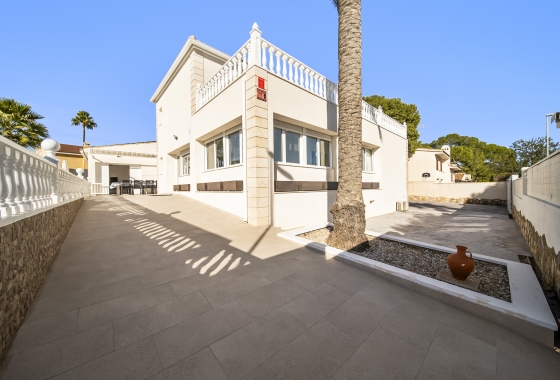 Resale - Villa - Orihuela Costa - La Zenia