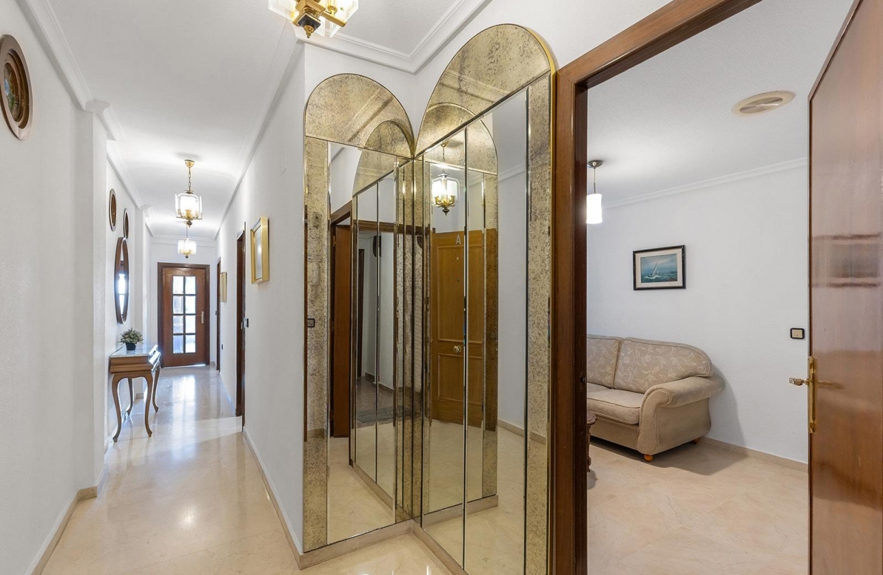 Resale - Apartment - Torrevieja - Paseo maritimo