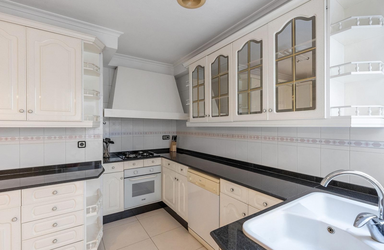 Resale - Apartment - Torrevieja - Paseo maritimo