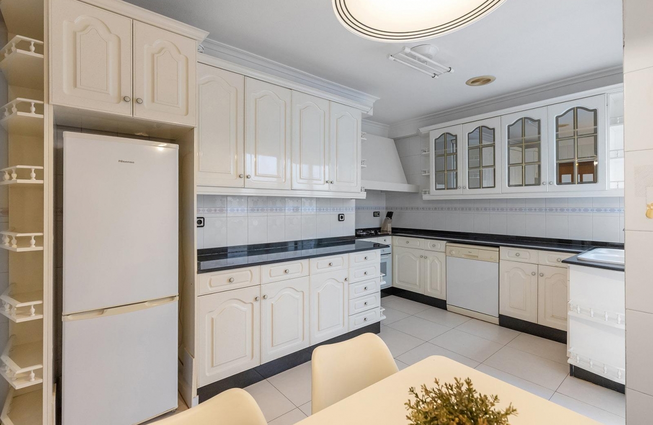 Resale - Apartment - Torrevieja - Paseo maritimo