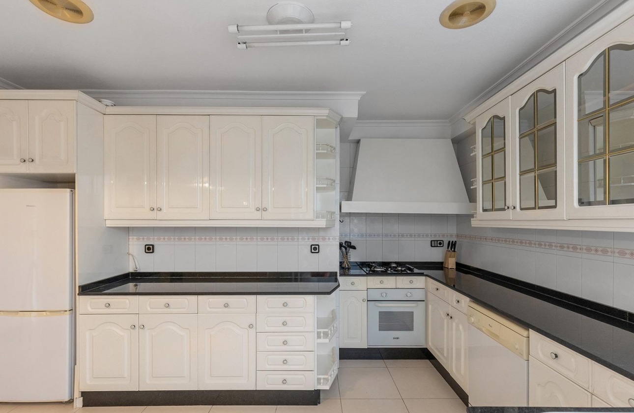 Resale - Apartment - Torrevieja - Paseo maritimo