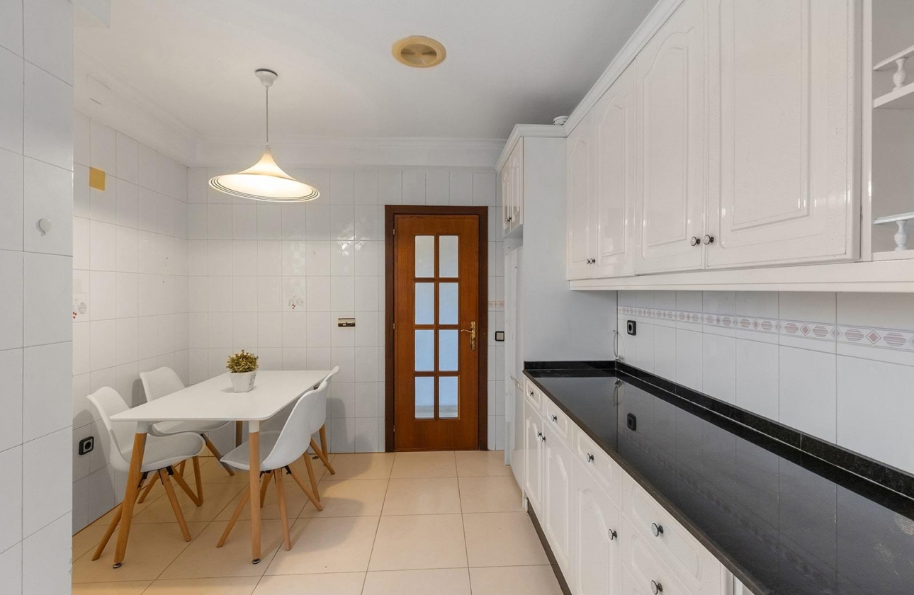 Resale - Apartment - Torrevieja - Paseo maritimo