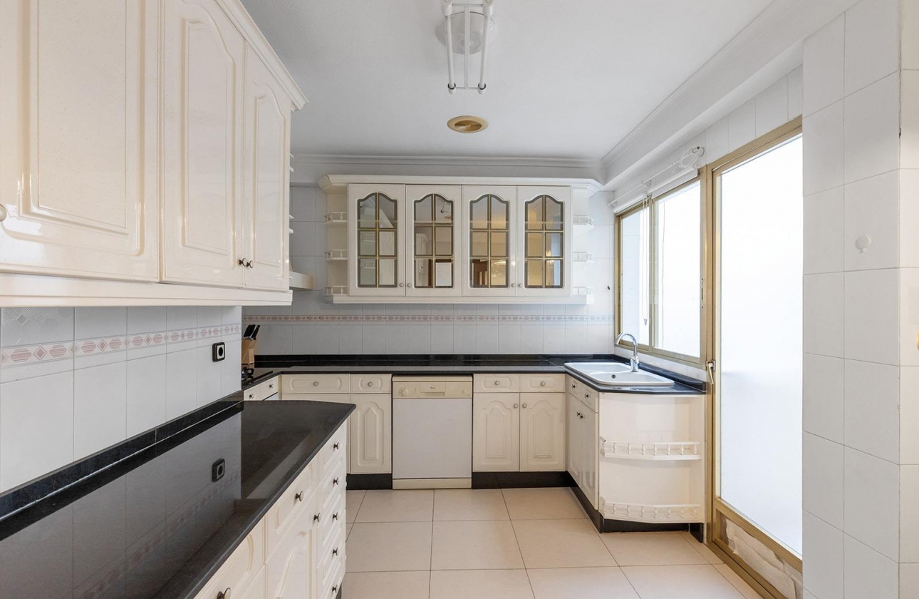 Resale - Apartment - Torrevieja - Paseo maritimo