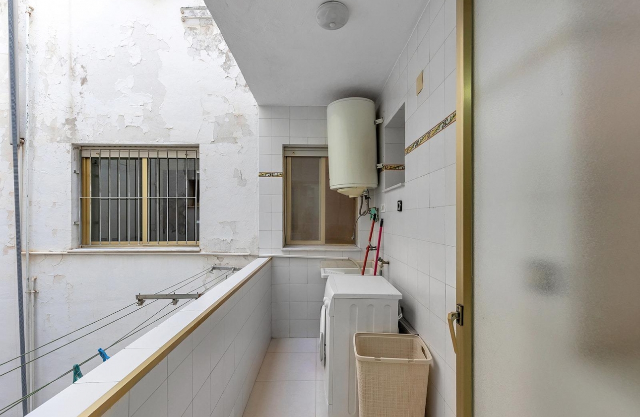 Resale - Apartment - Torrevieja - Paseo maritimo