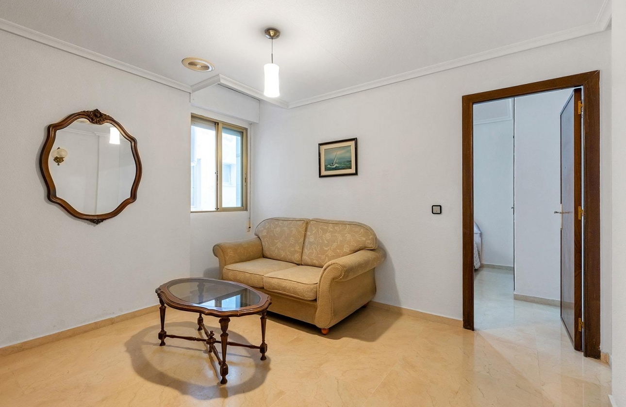 Resale - Apartment - Torrevieja - Paseo maritimo