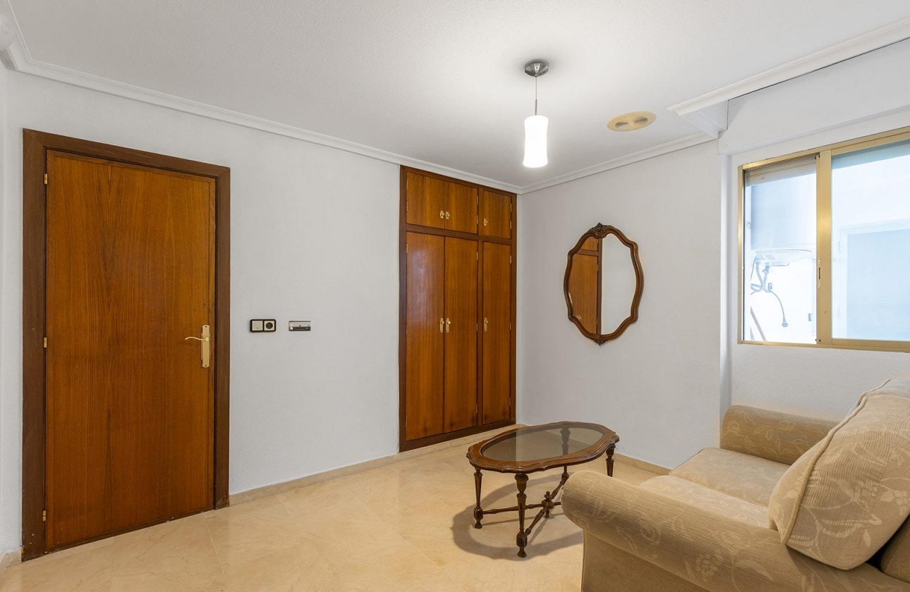 Resale - Apartment - Torrevieja - Paseo maritimo
