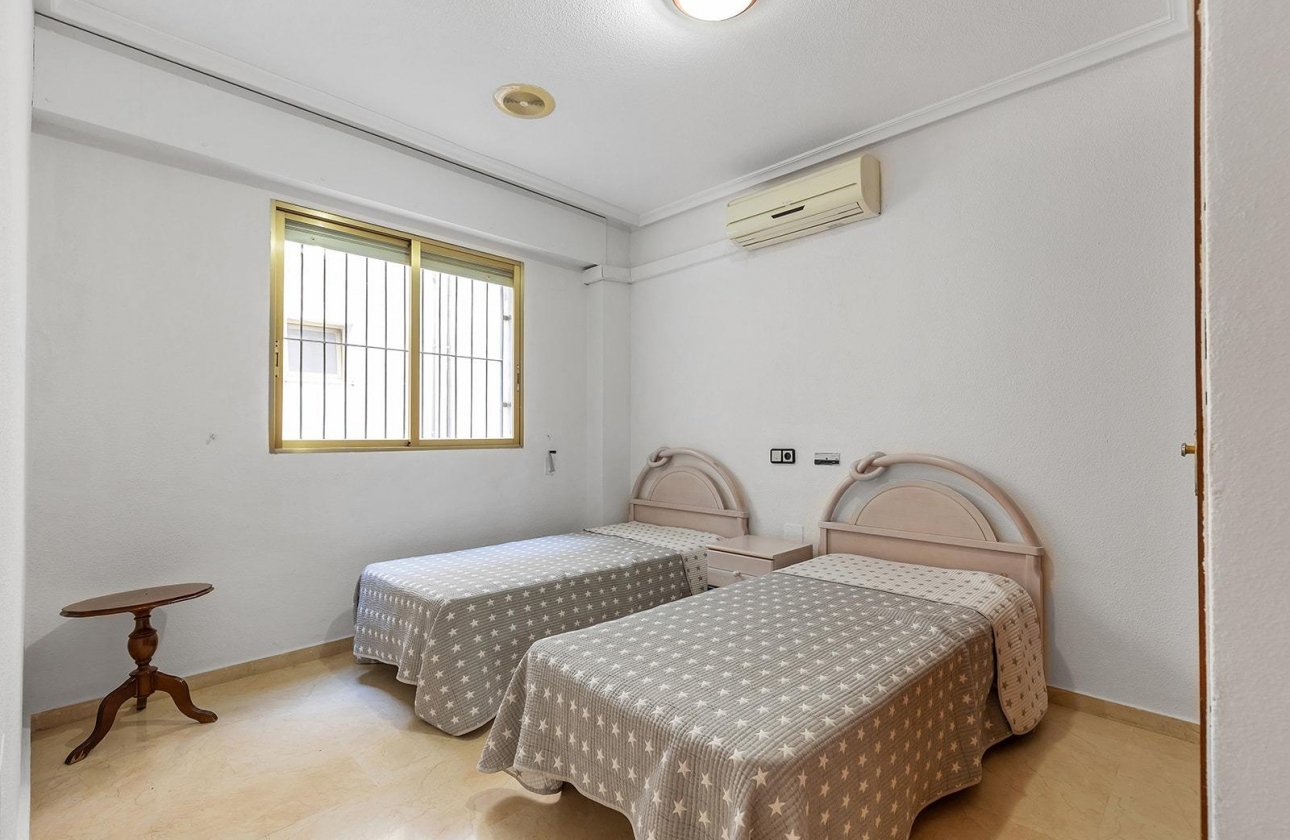 Resale - Apartment - Torrevieja - Paseo maritimo