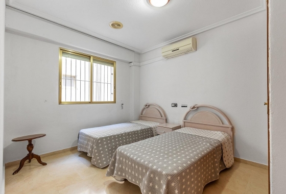 Resale - Apartment - Torrevieja - Paseo maritimo