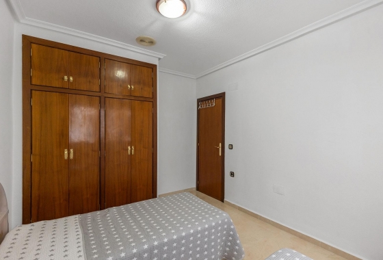 Resale - Apartment - Torrevieja - Paseo maritimo