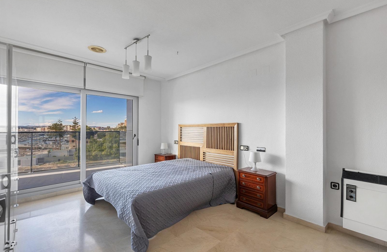Resale - Apartment - Torrevieja - Paseo maritimo