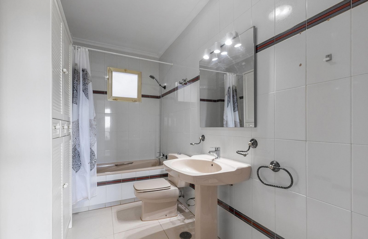 Resale - Apartment - Torrevieja - Paseo maritimo