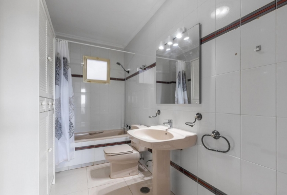 Resale - Apartment - Torrevieja - Paseo maritimo