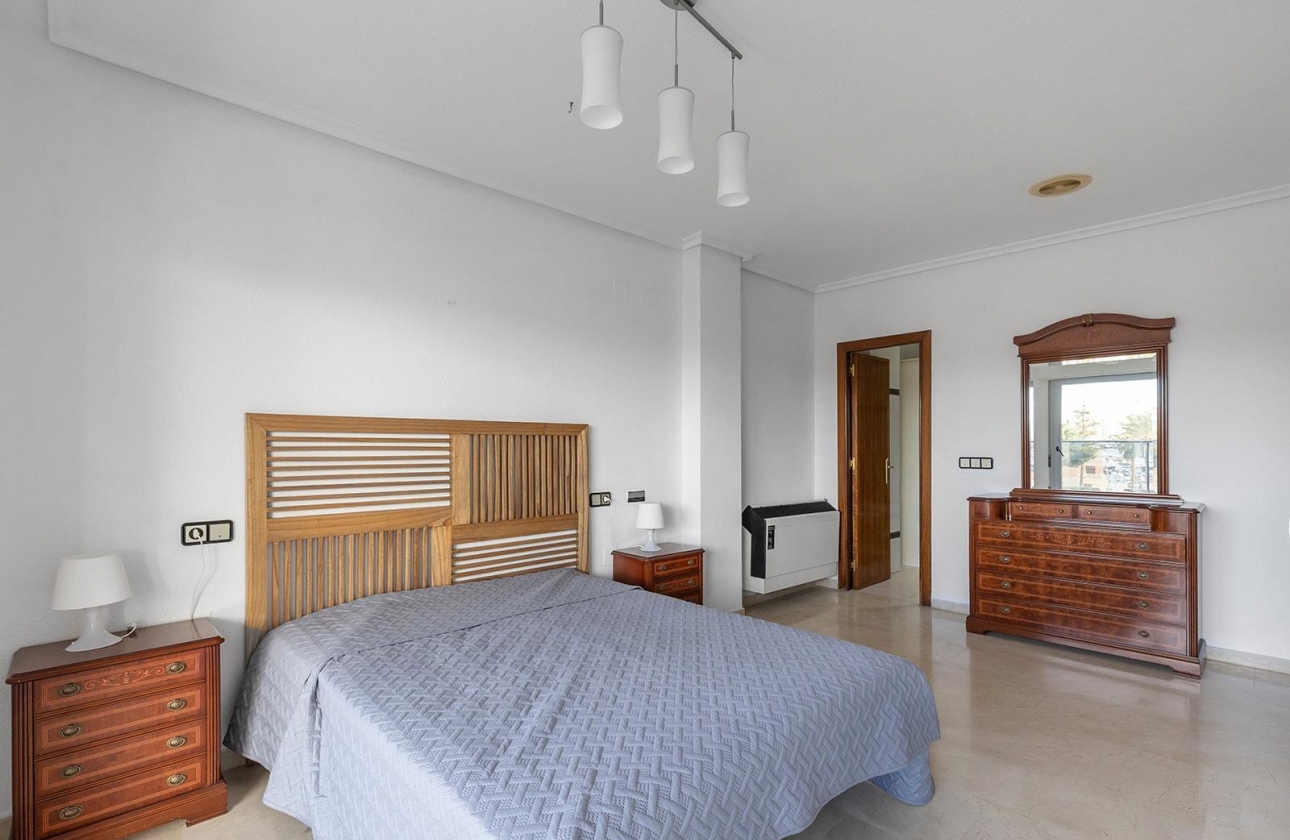 Resale - Apartment - Torrevieja - Paseo maritimo