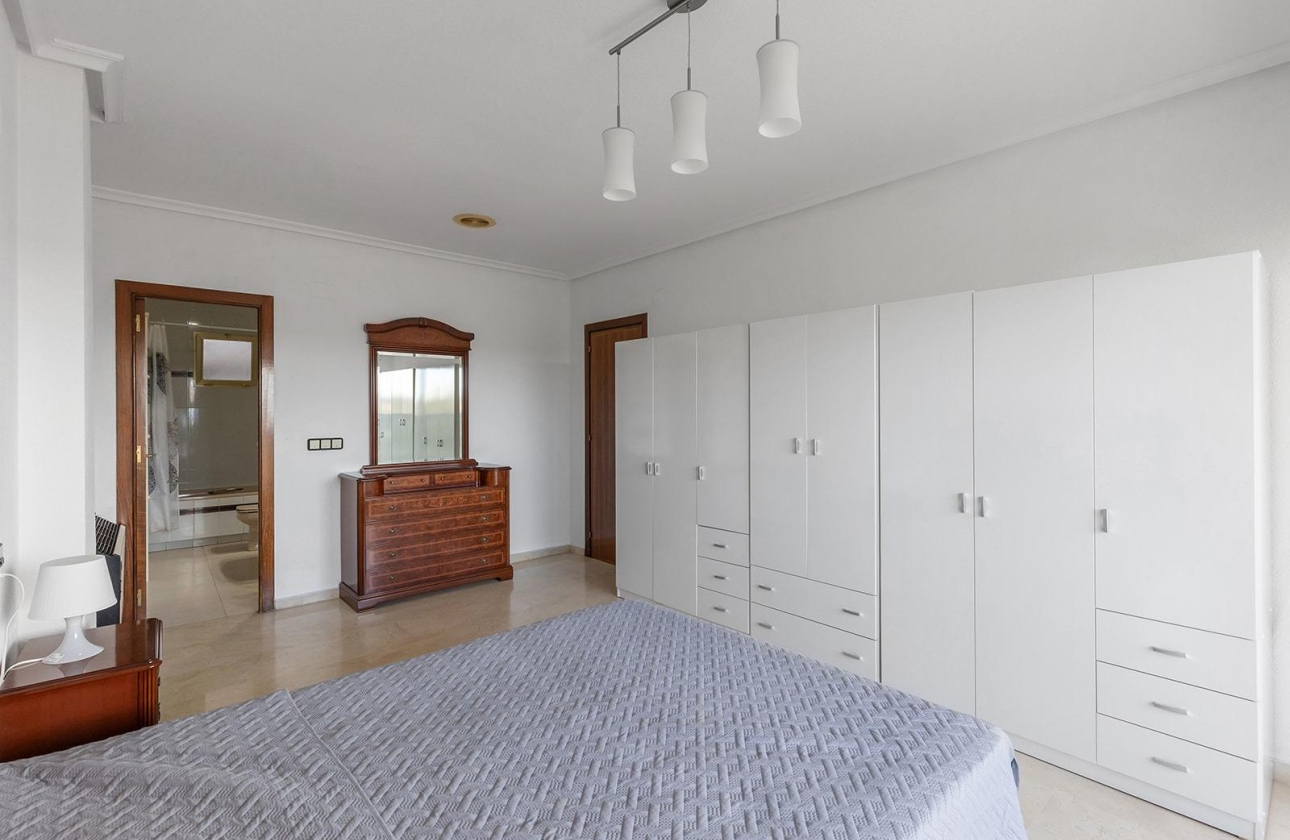 Resale - Apartment - Torrevieja - Paseo maritimo